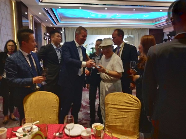 ●德國總統(tǒng)給會長敬酒2.jpg